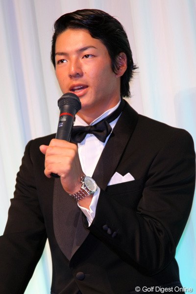 2011年 ジャパンゴルフツアー表彰式 石川遼 石川遼はこの日もビシッと正装。いよいよオフです・・・