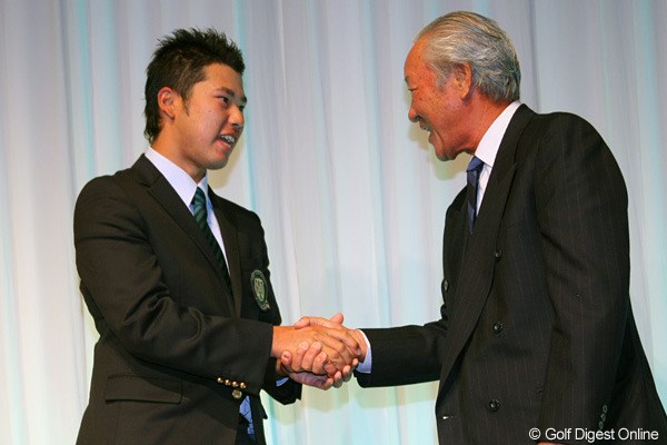 2011年 ジャパンゴルフツアー表彰式 青木功 青木功とがっちり握手を交わした松山英樹