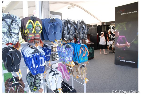 2011年 ドバイ・ワールドチャンピオンシップ 2日目 サンダル サンダルが並ぶグッズ売り場は砂漠の国ならでは