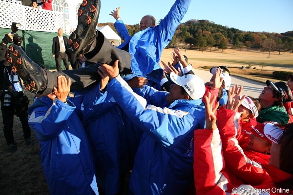 2011年 Hitachi 3Tours Championship 松井功 今年12月末をもって会長職を辞する松井功PGA会長。競技終了後、団体の垣根を越えて出場選手たちが胴上げを行った
