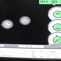 弾道を計測してみると・・・高打ち出し、低スピン弾道なので、キャリーとランの両方で飛距離が稼げるドライバーだ マーク試打 グローブライド オノフドライバー タイプD 赤（2012年モデル） NO.5
