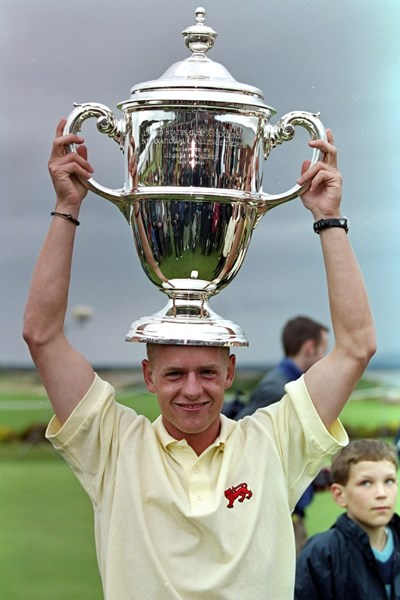 ルーク・ドナルド／1999年ウォーカーカップ 1999年のウォーカーカップ代表として勝利を掴んだルーク・ドナルドはおどけてこんなポーズで写真に収まった（David Cannon /Allsport）