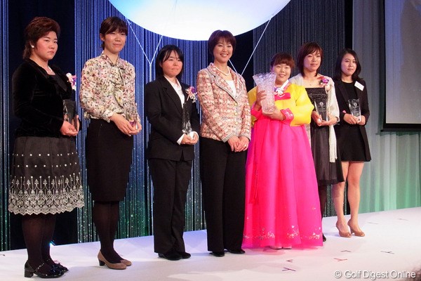 2011年 国内女子ツアー部門別表彰 2011年 LPGA感謝デー 部門別表彰者 2年連続で最優秀選手賞を受賞したアン・ソンジュ。朝鮮の民族衣装であるチマチョゴリで登場した