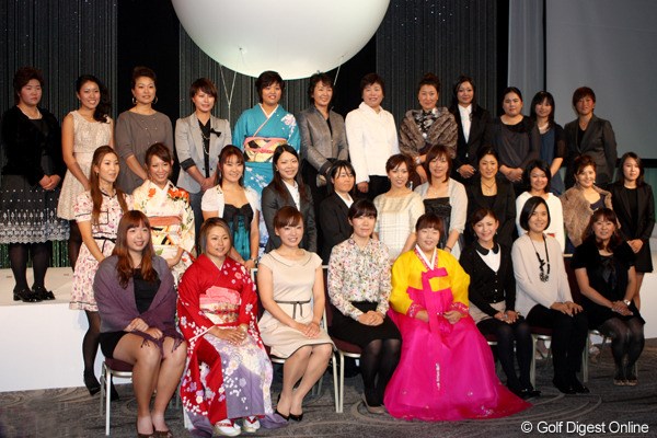 2011年シーズンの優勝者と表彰者たちが、華やかな衣装に身を包んで出席した