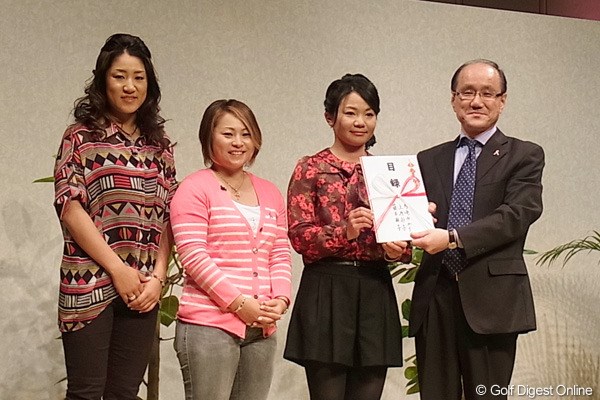 2011年 ゴルフネットワーク ピンクリボン チャリティトーク 「公益財団法人 日本対がん協会」へ、集まったチャリティ金額を贈呈した