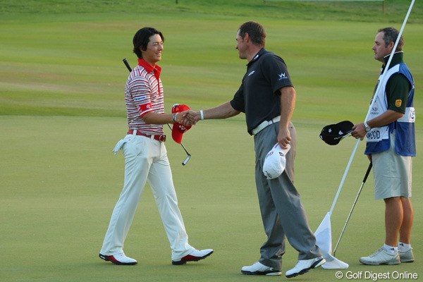 2011年 タイランドゴルフ選手権 初日 石川遼 納得のラウンドを終えた石川遼は、ウェストウッドと握手を交わした