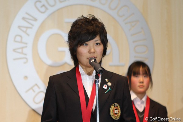 2011年 JGAナショナルチーム慰労会 比嘉真美子 来年プロテストを受験する比嘉真美子。会では恒例の英語でのスピーチを行った