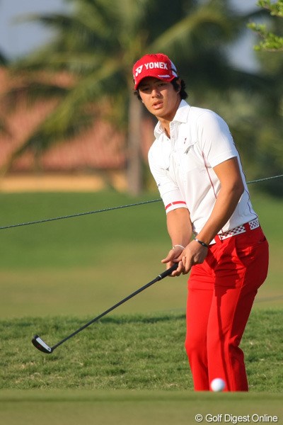 2011年 タイランドゴルフ選手権 最終日 石川遼  パターをウェッジのように使ってグリーン外からアプローチ