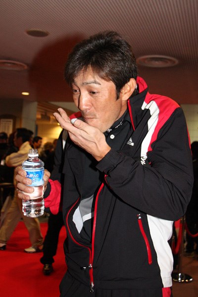 2011年 JGTOプレーヤーズラウンジ 河井博大 日本シリーズの会場で健康食品をほおばり周囲にネタを提供し笑いをとる河井博大