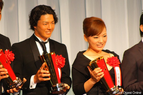 2011年報知プロスポーツ大賞を受賞した石川遼と有村智恵、石川は3度目、有村は初の受賞となる