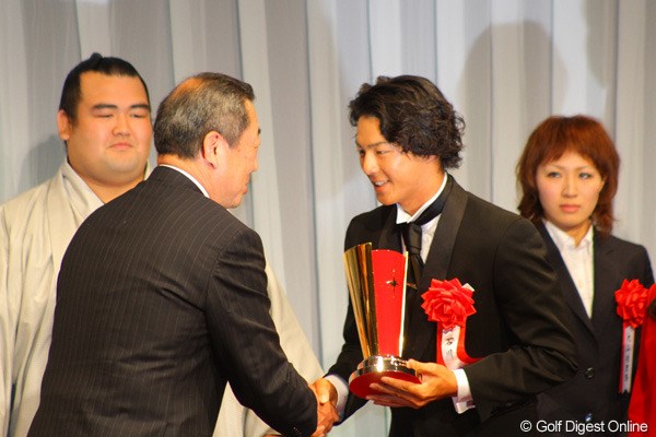 2011年 ホットニュース 報知プロスポーツ大賞 石川遼 石川は、ボクシング部門で受賞の西岡利晃とともに、3年連続3度目の受賞となった