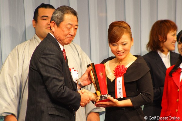 2011年 ホットニュース 報知プロスポーツ大賞 有村智恵 授賞式に出席した有村智恵、自身初の受賞に緊張の面持ちで臨んでいた