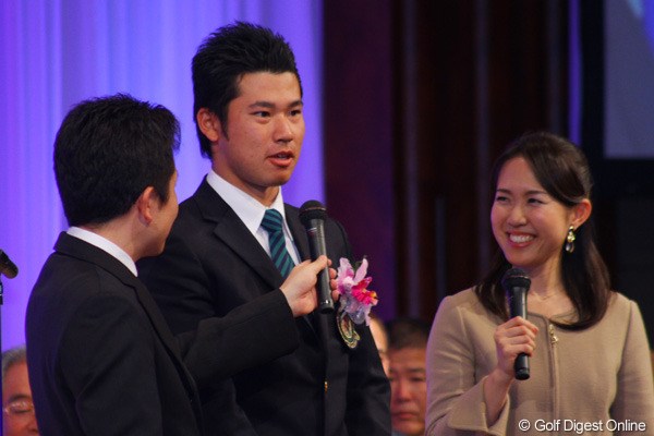 2011年 ホットニュース 毎日スポーツ人賞 松山英樹 マスターズでローアマチュアを獲得するなど、これからのゴルフ界を牽引すべく活躍を見せた松山英樹は特別賞を受賞した