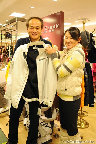 2011年 北田が“ヒールクリーク”の1日カリスマ店員に！ 北田瑠衣 ルイちゃんにジャケットを見立ててもらって思わず笑顔。もちろんお買い上げです！