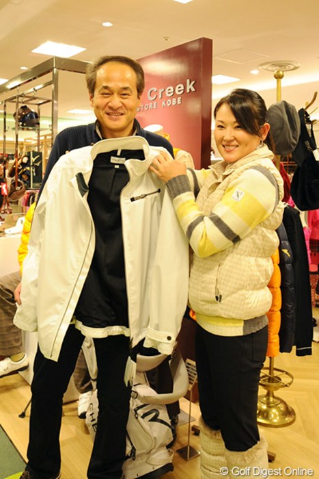 ルイちゃんにジャケットを見立ててもらって思わず笑顔。もちろんお買い上げです！ 2011年 北田が“ヒールクリーク”の1日カリスマ店員に！ 北田瑠衣