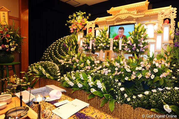 2011年 杉原輝雄氏 告別式 祭壇にはお気に入りだった写真が掲げられ、棺には帽子や来年のウェア契約書が収められた