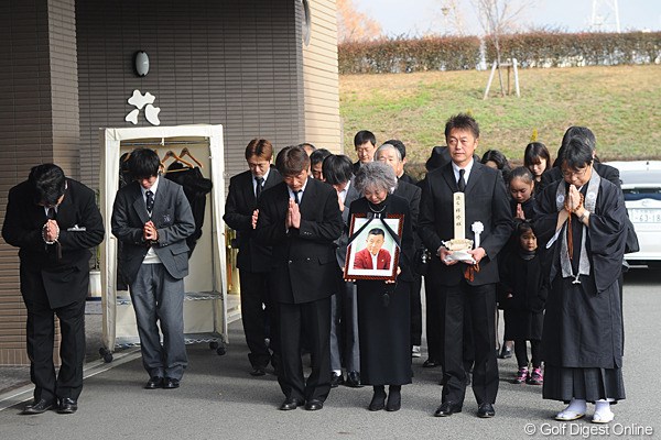 2011年 杉原輝雄氏 告別式 出棺を見送る長男の杉原敏一プロ（前列右から2人目）ら親族一同