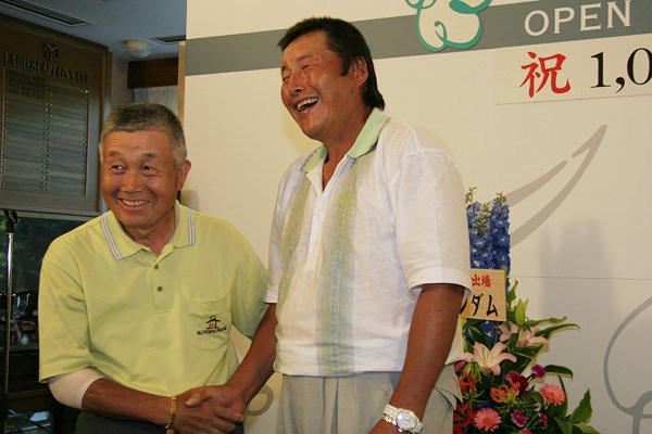 2005年「よみうりオープン」で1000試合出場を達成した尾崎将司に、杉原輝雄も祝福にかけつけた
