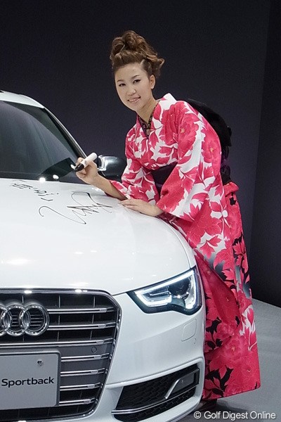 2012年 Audi A5新車発表会 上田桃子 あでやかな桃色の牡丹が描かれた振り袖姿で登場すると、会場はとても華やかに･･･
