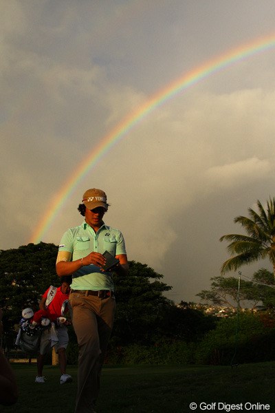 日暮れが迫った練習ラウンドの後半では、鮮やかな虹が弧を描いた