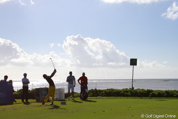 2011年 ソニーオープンinハワイ 事前情報 石川遼 海岸沿いの17番で海をバックにティショットを放つ石川遼