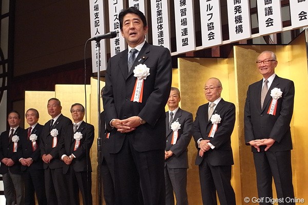 2012年 ゴルフ新年会 安部晋三 新たに5名の代表者を加わり、日本ゴルフ場事業協会会長の安部晋三氏も挨拶を行った