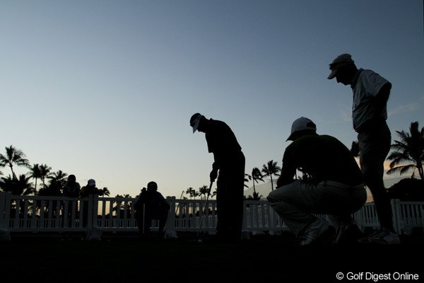 2012年 ソニーオープンinハワイ 2日目 練習 ラウンド終了後、日が落ちるまで練習を続けたビジェイ・シン