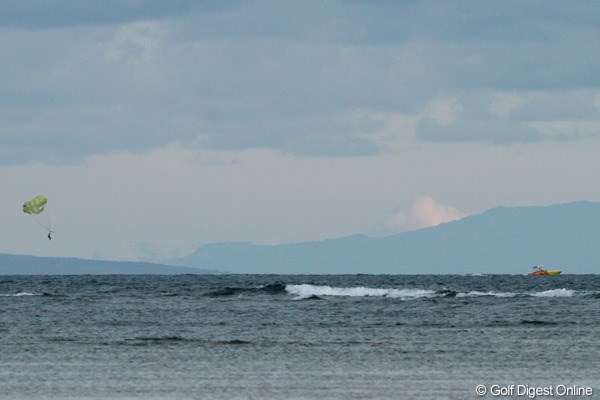 2012年 ソニーオープンinハワイ 3日目 マリーンスポーツ どんよりと曇った日でも海を楽しむ人たちがいる。さすが常夏の楽園です