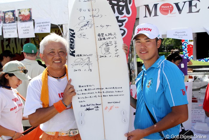 ギャラリープラザに出展している日本食屋さんで、サーフボードにサインした松山 2012年 ソニーオープンinハワイ 最終日 「がんばりましょう」