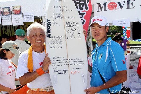 2012年 ソニーオープンinハワイ 最終日 「がんばりましょう」 ギャラリープラザに出展している日本食屋さんで、サーフボードにサインした松山