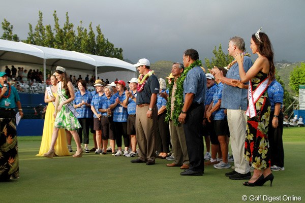 2012年 ソニーオープンinハワイ 最終日 ハイヒールで～っ！ 日本ではありえないかも？ミセス・アメリカのローラ・ファノイモアナさん（右手前）