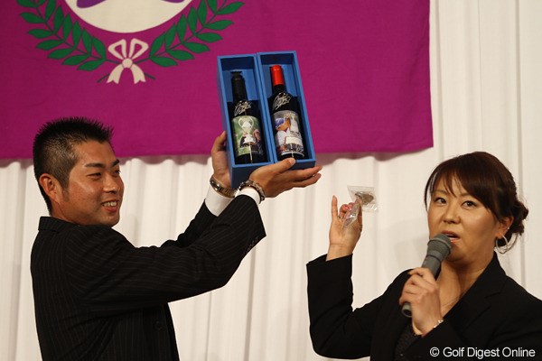 佐伯三貴／東北福祉大報告会 自身の優勝記念に作ったというワインをチャリティーオークションに出品する佐伯三貴