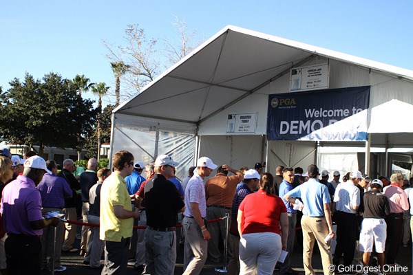 2012年 PGAショー デモDay 会場入口 朝の開門前から既に多くの人が入場待ち。車も道路の両側にびっちりと駐車されていた