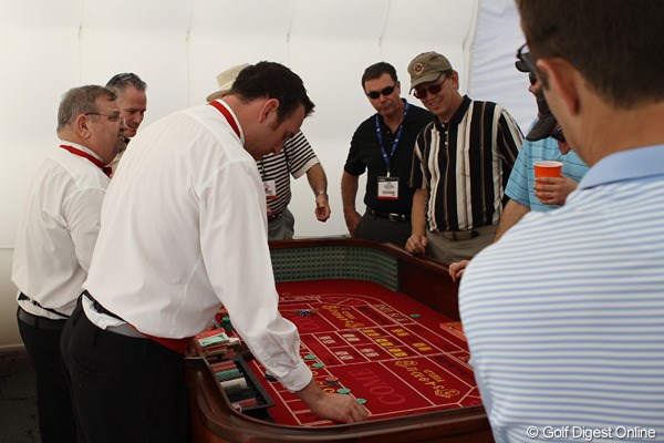 2012年 PGAショー デモDay カジノテーブル 突然出現したカジノテーブルだが、これもキャンペーンの一環に組み込まれている