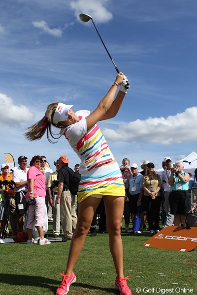 2012年 PGAショー デモDay レクシー・トンプソン 女子の注目選手！レクシー・トンプソンも登場して、ブースに華を添えていた