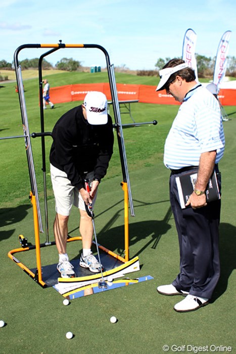 ぶら下がり健康器のようなパッティングストローク矯正マシン 2012年 PGAショー デモDay ストローク矯正