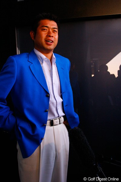2012年 池田勇太 出国会見 真っ白のパンツに真っ青のジャケットで颯爽と登場した池田勇太