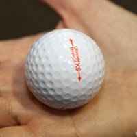 ディンプルの深さが違うのがわかるだろうか？これにより、曲がった球も正面に戻ってくるという 2012年 PGAショー Polara社のボール