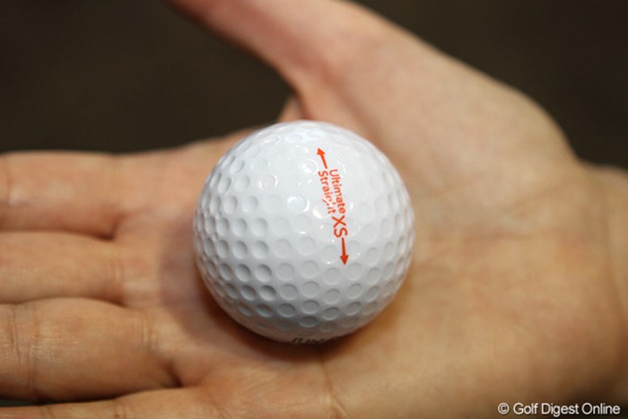 ディンプルの深さが違うのがわかるだろうか？これにより、曲がった球も正面に戻ってくるという 2012年 PGAショー Polara社のボール