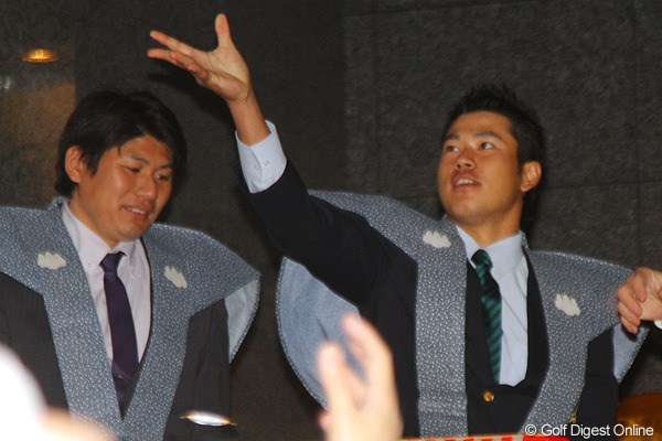 2012年 ホットニュース 豆まき 松山英樹 渋谷区内の寺院で豆まきに参加した松山英樹。左の陸上選手、村上幸史からもエールを送られた