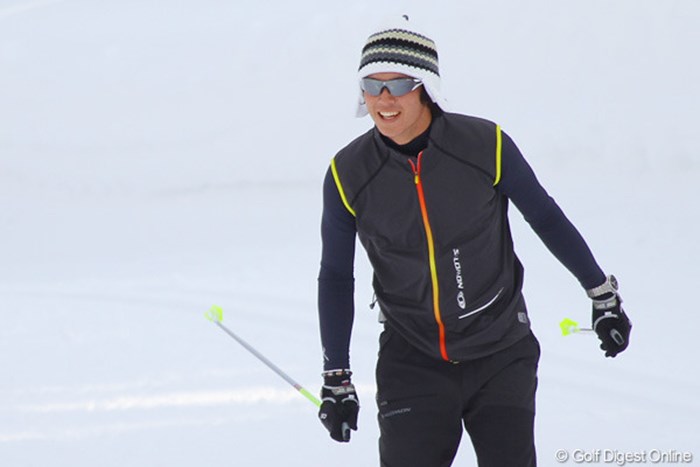 クラブをストックに、スパイクをスキーに替えて汗を流す 2012年 ホットニュース 石川遼