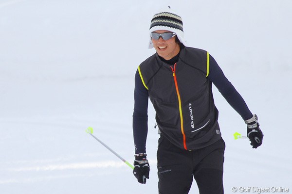 2012年 ホットニュース 石川遼 クラブをストックに、スパイクをスキーに替えて汗を流す