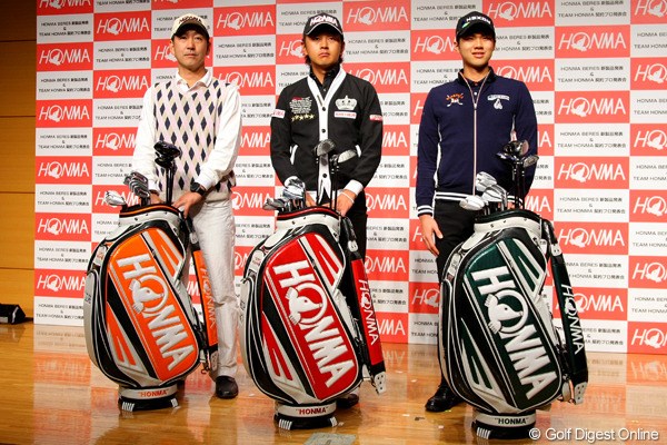 2012年 ホットニュース 江連忠、岩田寛、金度勲 今季から本間ゴルフと契約を交わした（左から）江連忠、岩田寛、金度勲