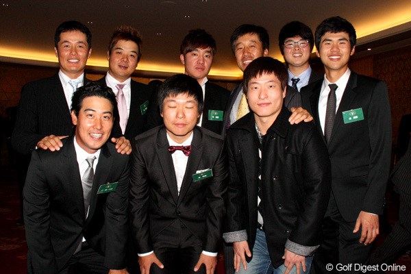 2012年 プレーヤーズラウンジ 韓国人プレーヤーたち 隆盛めざましい韓国勢が集合。後列右から3番目がS.K.ホ。前列真ん中で目をつぶっちゃっているのがチョ・ミンギュ。年々人数が増えて、先輩もとりまとめが大変！？