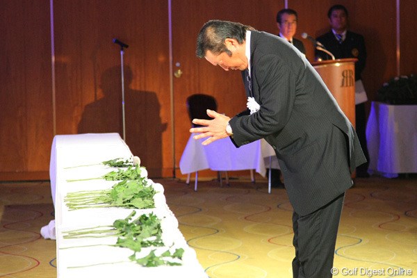 2012年 「杉原輝雄 お別れの会」 尾崎将司 深く腰を折り、ジャンボ尾崎は祈りをささげた