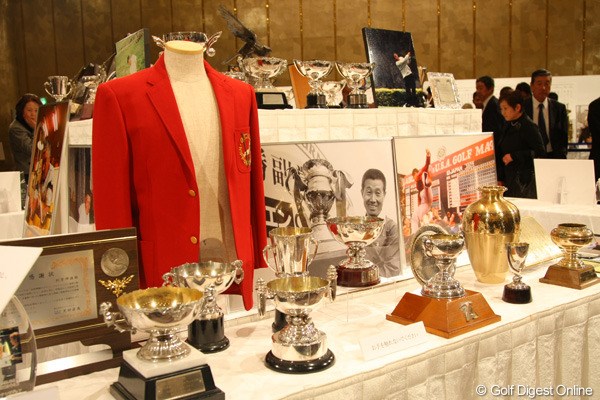 2012年 「杉原輝雄 お別れの会」 栄光の数々 場内には杉原さんが獲得してきた数々のトロフィなどが陳列された