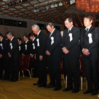 一般献花の前に行われた式典で参列者が黙祷 2012年 「杉原輝雄 お別れの会」 黙祷