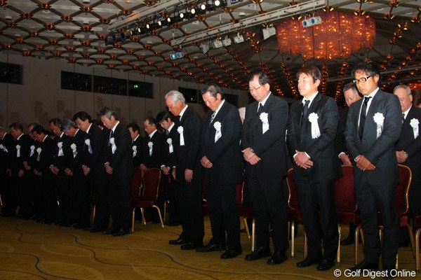 2012年 「杉原輝雄 お別れの会」 黙祷 一般献花の前に行われた式典で参列者が黙祷