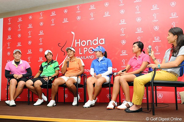 2012年 ホンダ LPGAタイランド2012 初日 タイ人プレーヤー会見 向かって一番左がエリヤ、マイクを持っているのがヌマ、そしてその右隣の青いシャツがモリヤ。うーん、覚えにくい？