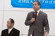 2012年 日本プロゴルフ協会  国内シニアツアー日程発表 森静雄PGA会長（右）とPGAツアー競技管理委員長の前田新作PGA副会長